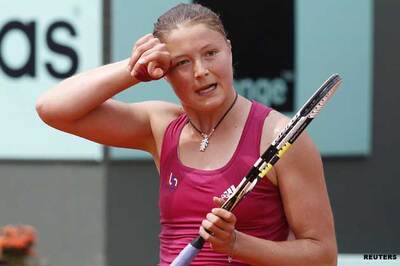 Safina loses in 1st round at French Open