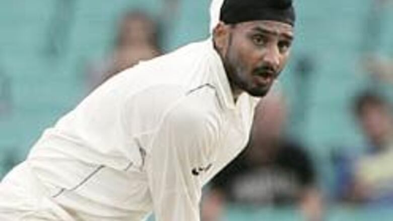 Bhajji 'slaps' Sreesanth, leaves him crying