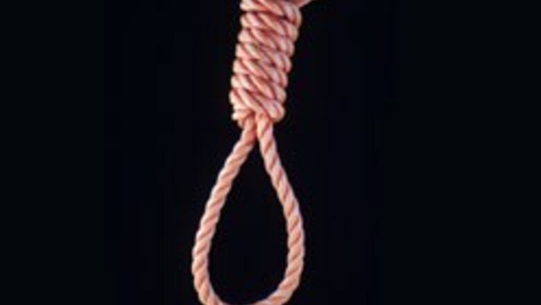 10-yr-old apes Saddam, hangs self