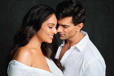 Bipasha Basu Announces Pregnancy; Hubby Karan Singh Grover Kisses Her Baby Bump in Bold Pics