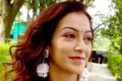 TMKOC Actress Sunayana Fozdar Grooves in a Hot Pink Saree to Shershaah’s Song