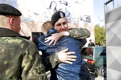 Acknowledging defeat, Ukraine pulls troops from Crimea