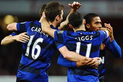 Valencia stars as Man United beat Arsenal 2-1