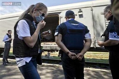 Rebels release train with bodies from downed MH17, hand over black boxes