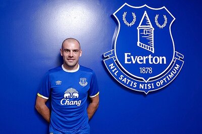 Everton Extend Midfielder Darron Gibson's Contract