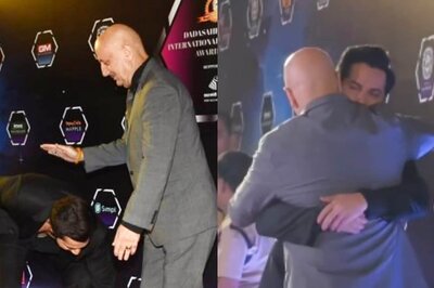 Varun Touches Anupam Kher's Feet at Dadasaheb Phalke Award; Netizens Impressed With His Behaviour