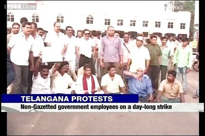 AP: Govt employees from Seemandhra region protest against bifurcation