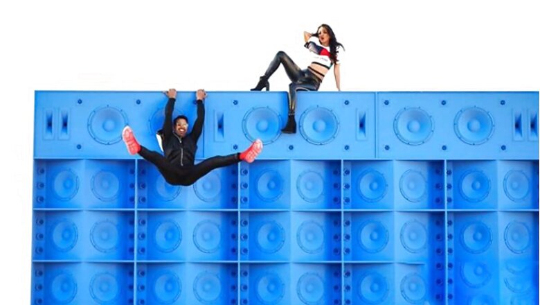 Laxmmi Bomb Stars Akshay Kumar, Kiara Advani Tease Mad Entertainment with 'Burj Khalifa' Song Still