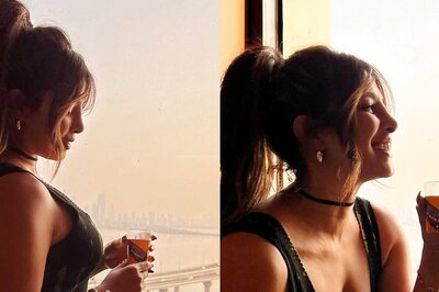 Priyanka Chopra Looks Like a Bomb As She Poses For Pics Back In Mumbai, Nick Jonas Is All Hearts