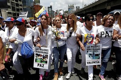 Roses in Hand, Venezuelan Women Protesters Face Security Forces