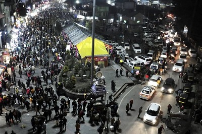No Masks, Packed Crowds: 2022 Isn't Free of Covid & Omicron, But These New Year Revellers Think It Is