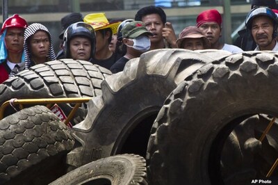 Bangkok: troops fire on rioting protesters