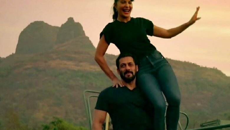 Excited Locals Cheer for Salman Khan, Jacqueline Fernandez as They Go Cycling, Watch Video