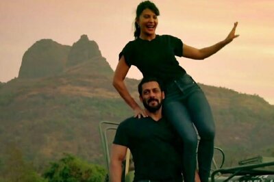 Excited Locals Cheer for Salman Khan, Jacqueline Fernandez as They Go Cycling, Watch Video