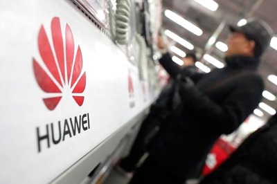 Huawei Bets on AI Phone in Challenge to Apple, Samsung