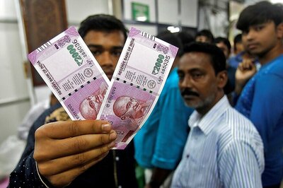 Rupee Inches to 71 Level Against US Dollar; Sees High Volatility Post RBI Policy Decision
