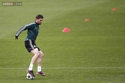 Real's Xabi Alonso breaks bone in right foot