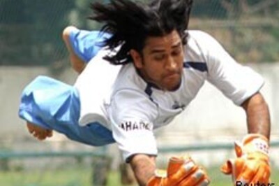 Gilchrist defends Dhoni's 'illegal' gloves