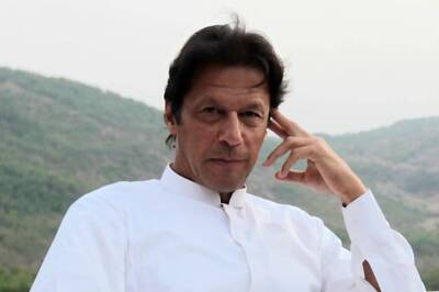 In Imran Khan's 'Naya Pakistan', Women Forced to Wear Dupatta Before Entering Govt Buildings