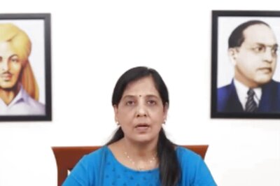 Sunita Kejriwal Holds Closed-door Meeting with Sharad Pawar