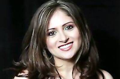 Pakistan govt disowns bikini babe