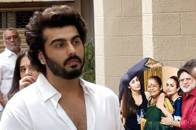 Arjun Kapoor Stands With Malaika Arora During Difficult Time, Attends Her Father's Last Rites | Watch