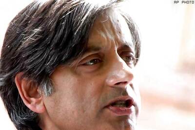 Shashi Tharoor mobbed by media, evades questions on Sunanda case