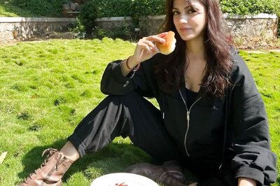 Rhea Chakraborty Says 'Happy Days' are Back as She Celebrates VJ Anusha's Birthday, Eats Vada Pav