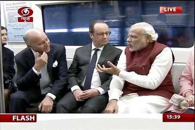 Hollande, Modi take 'eco friendly' metro ride to Gurgaon