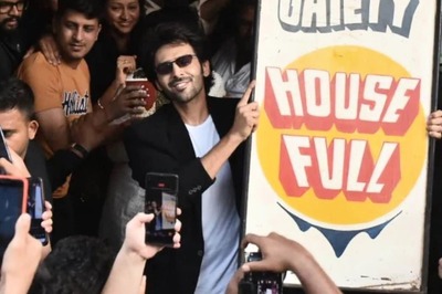 Kartik Aaryan Visits Theatre In Mumbai Amid Bhool Bhulaiyaa 2 Success; Holds 'Housefull' Board