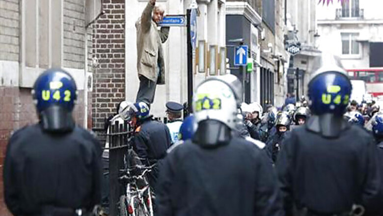 Riot police clash with anti-G8 protesters in London, arrest 32
