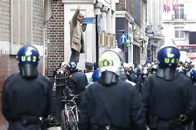 Riot police clash with anti-G8 protesters in London, arrest 32