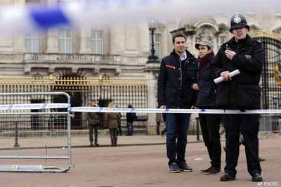 Man tasered for brandishing knife outside Buckingham Palace