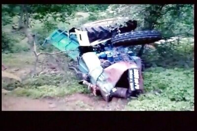 Gujarat: Tractor trolley falls into gorge, 18 dead