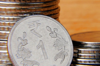 RBI Sells Dollars as Rupee Hits Record Low on US Rate Hike Fears