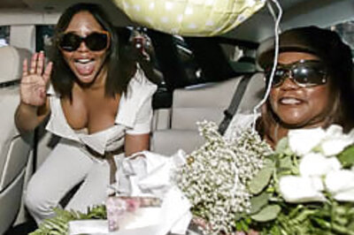 Rapper Lil' Kim leaves prison in style