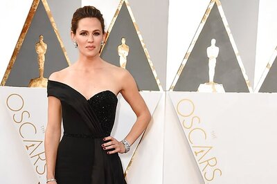 Look of the day: Jennifer Garner owns the Oscars red carpet in this off-shoulder Atelier Versace gown