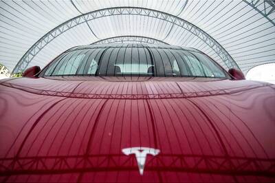 Latest Autopilot Update Will Enable Tesla Cars to Stop Automatically At Red Lights