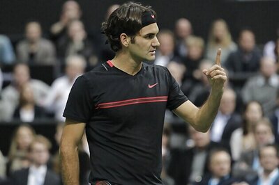 Federer eases into Rotterdam semi-finals