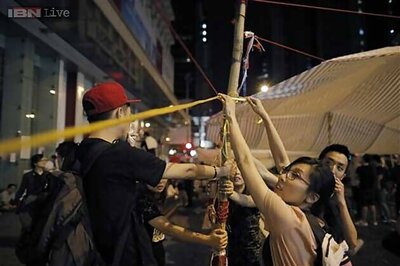 Hong Kong activists agree to talks as protests shrink