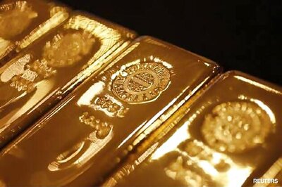 Gold hits record high at Rs 32,585 per 10 grams