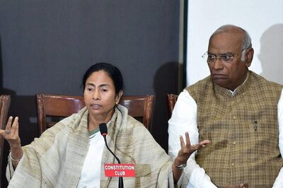 Mallikarjun Kharge Reaches Out to Mamata Banerjee to 'Find a Way Forward' After TMC Decides to Fly Solo
