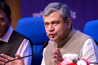 Vaishnaw Reviews Progress of Railway Projects in Bengal