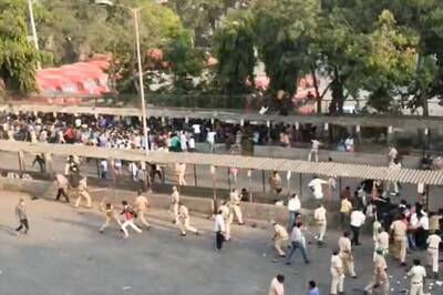 Thousands of Migrant Workers Protest at Mumbai Bus Stand Amid Lockdown, Lathicharged by Cops