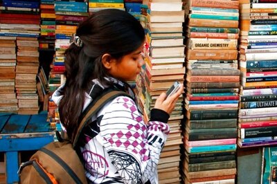 Career Wise: Manufacturing vs Service Industry Jobs, Which One is Right for You?