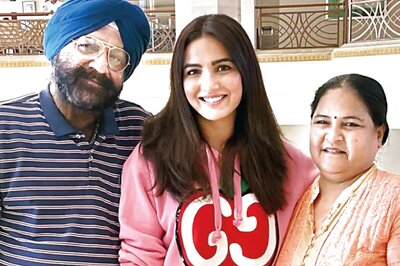Father's Day 2021: Jasmin Bhasin to Purchase a House For Parents in Mumbai