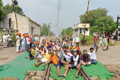 Punjab Farmers Block Rail Tracks for Indefinite Period, Protest Outside Houses of BJP Leaders