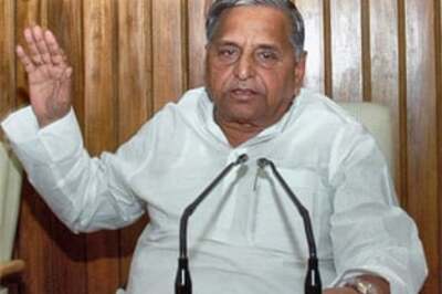 EC shuns action against Mulayam over Holi 'bribe'