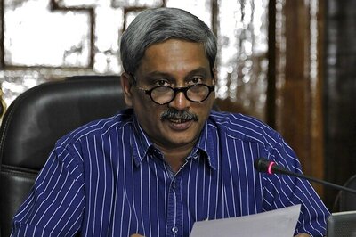 Manohar Parrikar questions veterans' motive behind returning medals, says burning them an insult to India