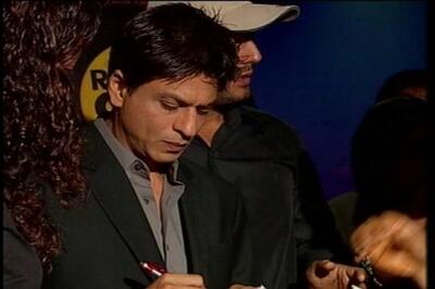 SRK gives in to Shiv Sena pressure